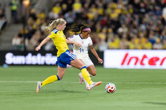 Hanna Lundkvist (4 Sweden) and Perle Morroni (14 France) battle for the ball during the Third-place match of the UEFA Womens Nations League football match between Sweden and France at 3Arena in Stockholm, Sweden. Copyright: xAnexFrosakerx xSPPx Sportspressphoto_SPR69380