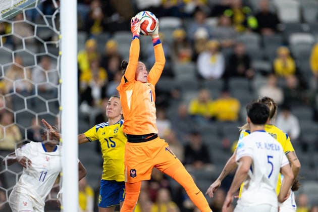Goalkeeper Pauline Peyraud-Magnin (16 France) controls the ball during the Third-place match of the UEFA Womens Nations League football match between Sweden and France at 3Arena in Stockholm, Sweden. Copyright: xAnexFrosakerx xSPPx Sportspressphoto_SPR69388