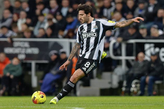 Newcastle United v Tottenham Hotspur Premier League 02 12 2025. Sandro Tonali of Newcastle United passes the ball during the Premier League match between Newcastle United and Tottenham Hotspur at St. James s Park, Newcastle, England on 2 December 2025. Newcastle St. James s Park Tyne and Wear England Editorial use only DataCo restrictions apply See www.football-dataco.com , Copyright: xCraigxCowanx PSI-23316-0091