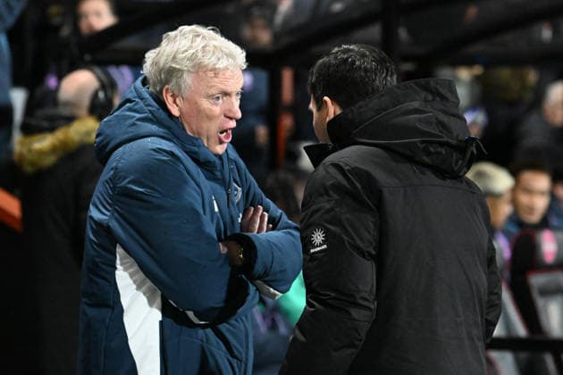 Bournemouth v Everton Premier League 02 12 2025. Everton manager David Moyes chats to AFC Bournemouth manager Andoni Iraola before kickoff during the Premier League match between Bournemouth and Everton at the Vitality Stadium, Bournemouth, England on 2 December 2025. Bournemouth Vitality Stadium Dorset England Editorial use only DataCo restrictions apply See www.football-dataco.com , Copyright: xGrahamxHuntx PSI-23324-0351