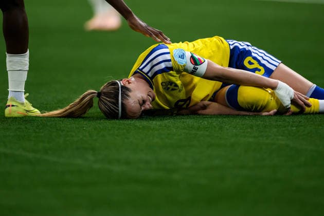 251202 Kosovare Asllani of Sweden in pain during the Women s Nations League bronze medal second leg match between Sweden and France on December 2, 2025 in Stockholm Photo Simon Hastegard BILDBYRAN code SH JM0754 bbeng fotboll football soccer fotball nations league uefa womens nations league bronsmatch bronze medal match dam sverige sweden frankrike france depp skada  Copyright: SIMONxHASTEGARD BB251202SH131
