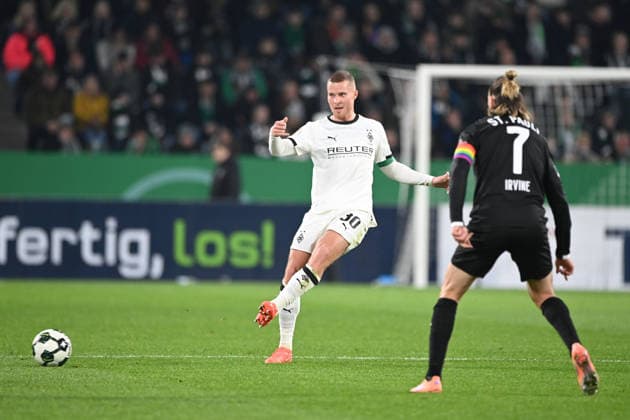 Nico ELVEDI MG vs Jackson IRVINE Pauli action, duel, Football, DFB Pokal, Round of 16, Borussia Moenchengladbach MG FC St Pauli Pauli 1 2 on 02 12 2025 at Borussiapark Moenchengladbach Germany DFL regulations prohibit any use of photographs as image sequences and or quasi video Â