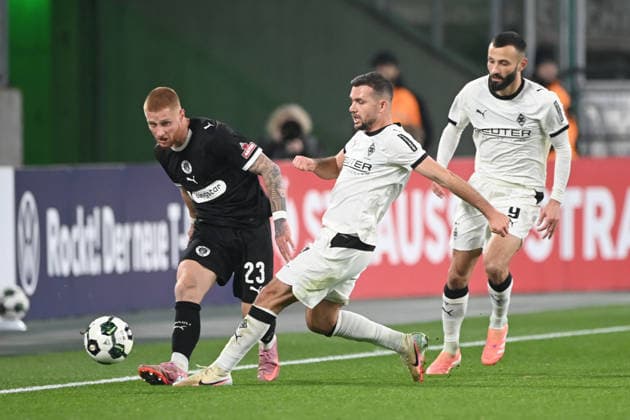 Kevin STOEGER Stöger, MG and Franck HONORAT MG vs Louis OPPIE Pauli action, duel, football, DFB Pokal, Round of 16, Borussia Moenchengladbach MG FC St Pauli Pauli 1 2 on 02 12 2025 at Borussiapark Moenchengladbach Germany DFL regulations prohibit any use of photographs as image sequences and or quasi video Â