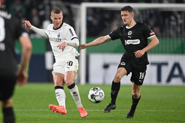 Nico ELVEDI MG vs Martijn KAARS Pauli action, duel, Football, DFB Pokal, Round of 16, Borussia Moenchengladbach MG FC St Pauli Pauli 1 2 on 02 12 2025 at Borussiapark Moenchengladbach Germany DFL regulations prohibit any use of photographs as image sequences and or quasi video Â
