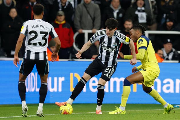 Newcastle United v Tottenham Hotspur Premier League 02 12 2025. Tino Livramento of Newcastle United holds off Destiny Udogie of Tottenham Hotspur during the Premier League match between Newcastle United and Tottenham Hotspur at St. James s Park, Newcastle, England on 2 December 2025. Newcastle St. James s Park Tyne and Wear England Editorial use only DataCo restrictions apply See www.football-dataco.com , Copyright: xCraigxCowanx PSI-23316-0097