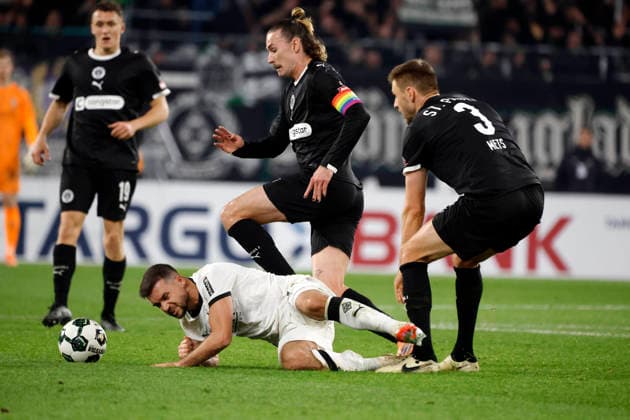 Mönchengladbach, Germany, Germany DFB Pokal Round of 16 Borussia Mönchengladbach FC St Pauli 1 2 02 12 2025 at Borussia Park in Mönchengladbach Martijn KAARS STP , Kevin STÖGER MG , Jackson IRVINE STP and Karol METS STP from left to right Photo Norbert Schmidt, Duesseldorf