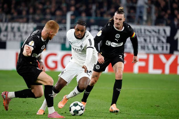 Mönchengladbach, Germany, Germany DFB Pokal Round of 16 Borussia Mönchengladbach FC St Pauli 1 2 02 12 2025 at Borussia Park in Mönchengladbach Louis OPPIE STP , Charles Kwablan HERRMANN MG and Jackson IRVINE STP from left to right Photo Norbert Schmidt, Duesseldorf