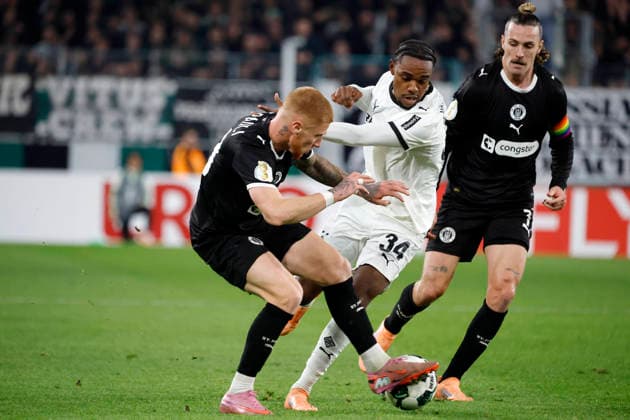 Mönchengladbach, Germany, Germany DFB Pokal Round of 16 Borussia Mönchengladbach FC St Pauli 1 2 02 12 2025 at Borussia Park in Mönchengladbach Louis OPPIE STP , Charles Kwablan HERRMANN MG and Jackson IRVINE STP from left to right Photo Norbert Schmidt, Duesseldorf