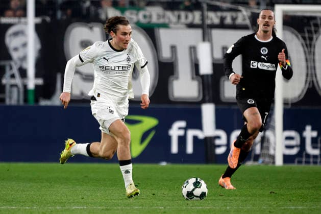 Mönchengladbach, Germany, Germany DFB Pokal Round of 16 Borussia Mönchengladbach FC St Pauli 1 2 02 12 2025 at Borussia Park in Mönchengladbach Rocco REITZ MG left and Jackson IRVINE STP right Photo Norbert Schmidt, Duesseldorf