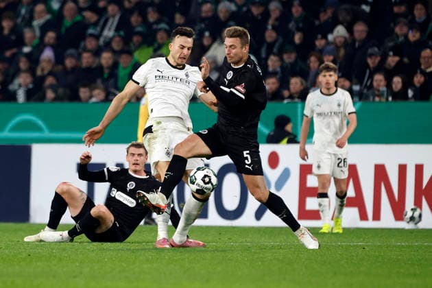 Mönchengladbach, Germany, Germany DFB Pokal Round of 16 Borussia Mönchengladbach FC St Pauli 1 2 02 12 2025 at Borussia Park in Mönchengladbach Haris TABAKOVIC MG 2 from left and Hauke Finn WAHL STP 2 from right Photo Norbert Schmidt, Duesseldorf