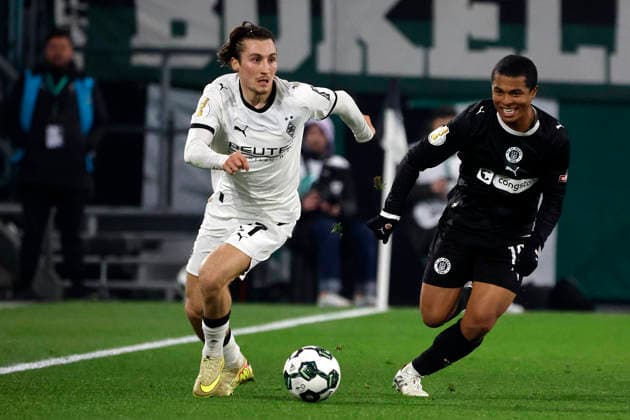 Mönchengladbach, Germany, Germany DFB Pokal Round of 16 Borussia Mönchengladbach FC St Pauli 1 2 Rocco REITZ MG left and Joel Chima FUJITA STP Photo Norbert Schmidt, Duesseldorf