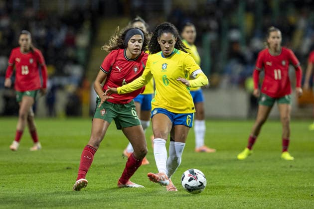 Yasmim 6 of Brazil passes the ball during the International Friendly, Länderspiel, Nationalmannschaft match between Portugal vs Brazil at Estadio Municipal de Aveiro on December 2nd,2025 (Photo by Joao Bravo Sports Press Photo) Copyright: xJoaoxBravo SportsxPressxPhotox Sportspressphoto_SPR69452