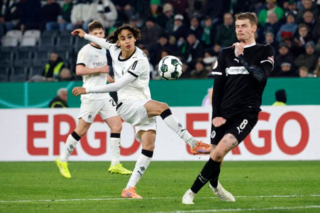 Mönchengladbach, Germany, Germany DFB Pokal Round of 16 Borussia Mönchengladbach FC St Pauli 1 2 Wael MOHYA MG left and Eric SMITH STP right Photo Norbert Schmidt, Duesseldorf