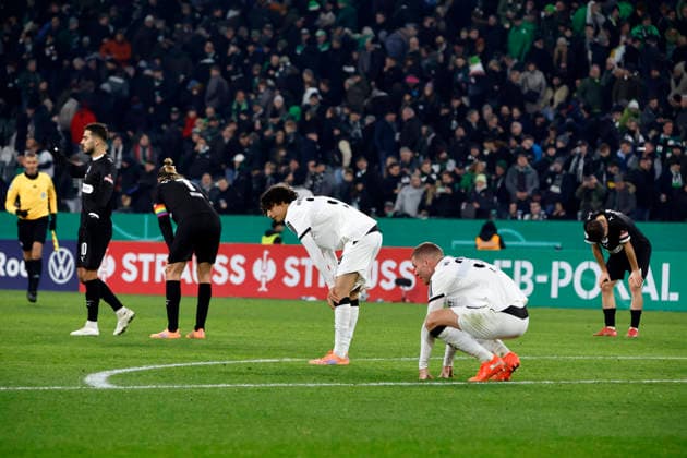 Mönchengladbach, Germany, Germany DFB Pokal Round of 16 Borussia Mönchengladbach FC St Pauli 1 2 Disappointed losers The Mönchengladbach players Nico ELVEDI MG 2 f right and Wael MOHYA MG 3 f right after the final whistle Photo Norbert Schmidt, Duesseldorf