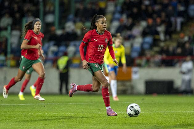Jessica Silva 10 of Portugal controls the ball during the International Friendly, Länderspiel, Nationalmannschaft match between Portugal vs Brazil at Estadio Municipal de Aveiro on December 2nd,2025 (Photo by Joao Bravo Sports Press Photo) Copyright: xJoaoxBravo SportsxPressxPhotox Sportspressphoto_SPR69453