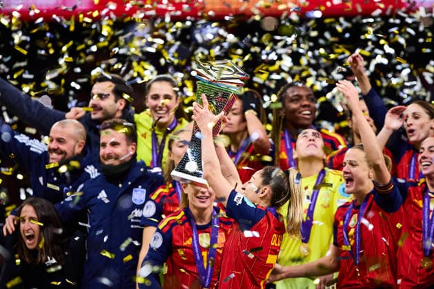 Spain v Germany - UEFA Women s Nations League 2025 Final Second Leg MADRID, SPAIN - DECEMBER 02: Players of Spain Women celebrating winning the UEFA WomenÃ¢ÂÄÂ™s Nations League with the trophy during the UEFA Womens Nations League match between Spain Women v Germany Women at the Estadio Civitas Metropolitano on December 2, 2025 in Madrid Spain. (Photo by Jose Javier Martinez Photo Players Images Magara Press) Madrid Metropolitano Stadium Spain Copyright: xJosexJavierxMartinezx