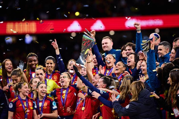 Spain v Germany - UEFA Women s Nations League 2025 Final Second Leg MADRID, SPAIN - DECEMBER 02: Players of Spain Women celebrating winning the UEFA WomenÃ¢ÂÄÂ™s Nations League with the trophy during the UEFA Womens Nations League match between Spain Women v Germany Women at the Estadio Civitas Metropolitano on December 2, 2025 in Madrid Spain. (Photo by Jose Javier Martinez Photo Players Images Magara Press) Madrid Metropolitano Stadium Spain Copyright: xJosexJavierxMartinezx
