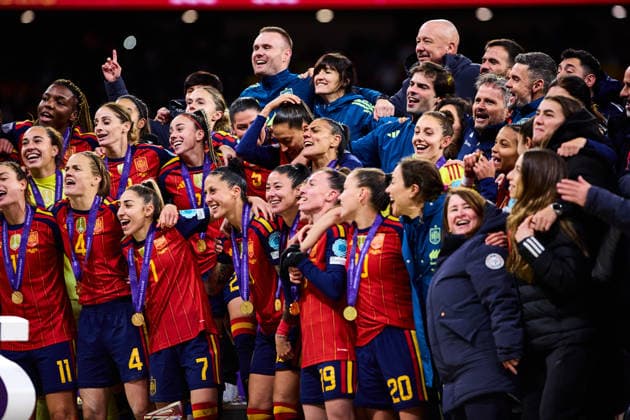 Spain v Germany - UEFA Women s Nations League 2025 Final Second Leg MADRID, SPAIN - DECEMBER 02: Players of Spain Women celebrating winning the UEFA WomenÃ¢ÂÄÂ™s Nations League with the trophy during the UEFA Womens Nations League match between Spain Women v Germany Women at the Estadio Civitas Metropolitano on December 2, 2025 in Madrid Spain. (Photo by Jose Javier Martinez Photo Players Images Magara Press) Madrid Metropolitano Stadium Spain Copyright: xJosexJavierxMartinezx