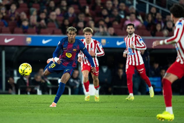 Spanish LaLiga EA Sports FC Barcelona, Barca v Atletico de Madrid in Barcelona, Spain. FC Barcelona player (10) Lamine Yamal gives a goal pass to (11) Raphinha during LaLiga EA Sports match between FC Barcelona and Atletico de Madrid in Spotify Camp Nou, Barcelona, Spain, on December 2, 2025. Barcelona Spotify Camp Nou Barcelona Spain