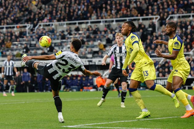 Newcastle United v Tottenham Hotspur Premier League 02 12 2025. Jacob Murphy of Newcastle United tries a overhead kick during the Premier League match between Newcastle United and Tottenham Hotspur at St. James s Park, Newcastle, England on 2 December 2025. Newcastle St. James s Park Tyne and Wear England Editorial use only DataCo restrictions apply See www.football-dataco.com , Copyright: xCraigxCowanx PSI-23316-0123