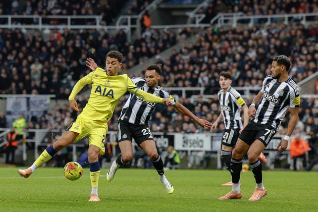 Newcastle United v Tottenham Hotspur Premier League 02 12 2025. Brennan Johnson of Tottenham Hotspur holds off Jacob Murphy of Newcastle United during the Premier League match between Newcastle United and Tottenham Hotspur at St. James s Park, Newcastle, England on 2 December 2025. Newcastle St. James s Park Tyne and Wear England Editorial use only DataCo restrictions apply See www.football-dataco.com , Copyright: xCraigxCowanx PSI-23316-0121