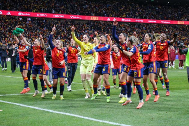 02 12 2025, xgrfx, Football UEFA Women s Nations League Final second leg, Spain Germany v l The Spanish national team celebrates the victory with the fans Spain DFL DFB REGULATIONS PROHIBIT ANY USE OF PHOTOGRAPHS as IMAGE SEQUENCES and or QUASI VIDEO Madrid