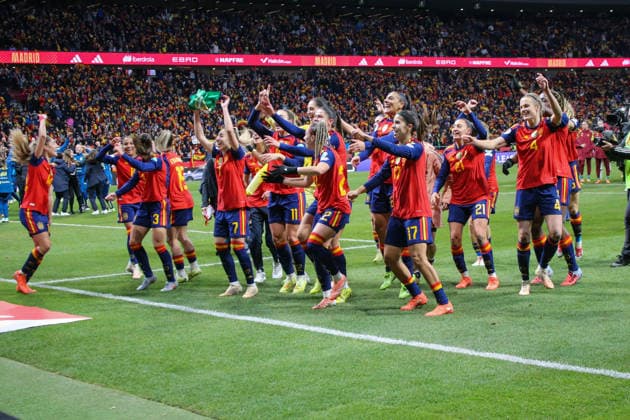 02 12 2025, xgrfx, Football UEFA Women s Nations League Final second leg, Spain Germany v l The Spanish national team celebrates the victory with the fans Spain DFL DFB REGULATIONS PROHIBIT ANY USE OF PHOTOGRAPHS as IMAGE SEQUENCES and or QUASI VIDEO Madrid