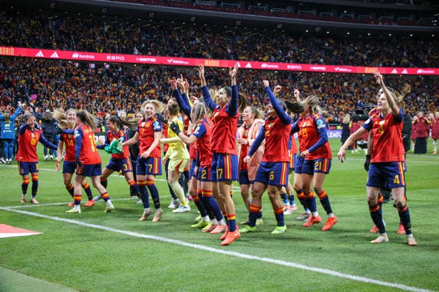 02 12 2025, xgrfx, Football UEFA Women s Nations League Final second leg, Spain Germany v l The Spanish national team celebrates the victory with the fans Spain DFL DFB REGULATIONS PROHIBIT ANY USE OF PHOTOGRAPHS as IMAGE SEQUENCES and or QUASI VIDEO Madrid