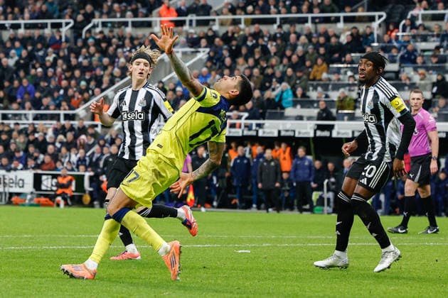 Newcastle United v Tottenham Hotspur Premier League 02 12 2025. Cristian Romero of Tottenham Hotspur scores his sides second goal of the match with a overhead kick 2-2 during the Premier League match between Newcastle United and Tottenham Hotspur at St. James s Park, Newcastle, England on 2 December 2025. Newcastle St. James s Park Tyne and Wear England Editorial use only DataCo restrictions apply See www.football-dataco.com , Copyright: xCraigxCowanx PSI-23316-0132