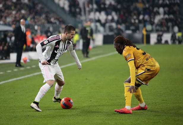 Edon Zhegrova of Juventus FC and Jordan Zemura of Udinese Calcio during the Coppa Itallia, 2025 26 season, football match between Juventus FC and Udinese Calcio on 02 Dicember 2025, at Allianz Stadium, Turin, taly. Photo Nderim KACELI  Copyright: xNderimxKaceli IPAxSportx xipa-agency.netx xx IPA_68662466 IPA_Agency_IPA68662466