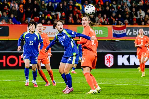 Jihui Kim of South Korea battles for possession with Romee Leuchter of The Netherlands Netherlands v South Korea, Women s International Friendly, Länderspiel, Nationalmannschaft Netherlands v South Korea, Mandemakers Stadium, December 2, 2025, Waalwijk, Netherlands.
