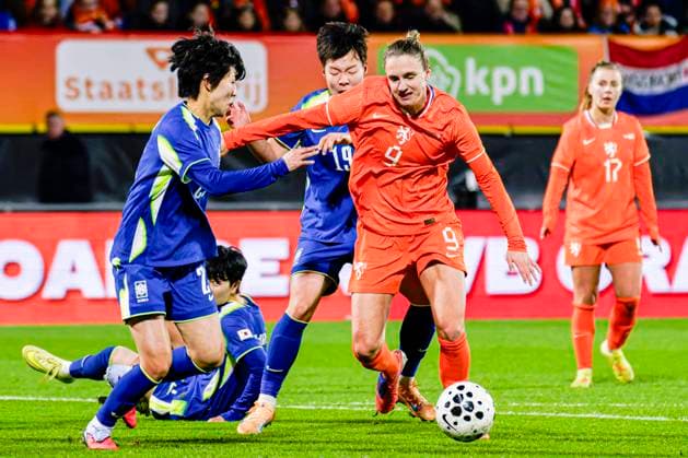 Vivianne Miedema of The Netherlands battles for possession with Minhwa Lee of South Korea Netherlands v South Korea, Women s International Friendly, Länderspiel, Nationalmannschaft Netherlands v South Korea, Mandemakers Stadium, December 2, 2025, Waalwijk, Netherlands.