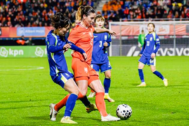 Damaris Egurrola of The Netherlands battles for possession with Eunyoung Lee of South Korea Netherlands v South Korea, Women s International Friendly, Länderspiel, Nationalmannschaft Netherlands v South Korea, Mandemakers Stadium, December 2, 2025, Waalwijk, Netherlands.