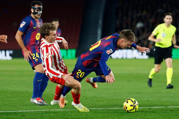 Pablo Barrios (Atletico), Dani Olmo (Barcelona), DECEMBER 2, 2025 - Football Soccer : Spanish La Liga EA Sports match between FC Barcelona, Barca 3-1 Atletico de Madrid at Spotify Camp Nou in Barcelona, Spain. Noxthirdxpartyxsales  aflo_312305185