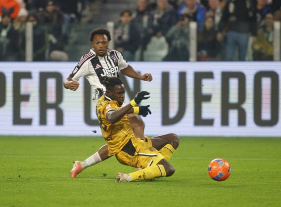 Lois Openda of Juventus FC and Oumar Solet of Udinese Calcio during the Coppa Itallia, 2025 26 season, football match between Juventus FC and Udinese Calcio on 02 Dicember 2025, at Allianz Stadium, Turin, taly. Photo Nderim KACELI  Copyright: xNderimxKaceli IPAxSportx xipa-agency.netx xx IPA_68662572 IPA_Agency_IPA68662572