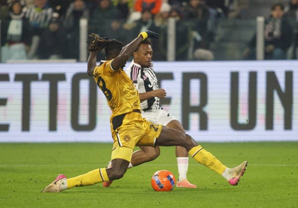 CALCIO - Coppa Italia - Juventus FC vs Udinese Calcio Lois Openda of Juventus FC and Oumar Solet of Udinese Calcio during the Coppa Itallia, 2025 26 season, football match between Juventus FC and Udinese Calcio on 02 Dicember 2025, at Allianz Stadium, Turin, taly. Photo Nderim KACELI Turin Italy  Copyright: xIPAxSport ABACAx
