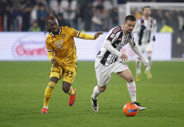 Jordan Zemura of Udinese Calcio and Edon Zhegrova of Juventus FC during the Coppa Itallia, 2025 26 season, football match between Juventus FC and Udinese Calcio on 02 Dicember 2025, at Allianz Stadium, Turin, taly. Photo Nderim KACELI  Copyright: xNderimxKaceli IPAxSportx xipa-agency.netx xx IPA_68662914 IPA_Agency_IPA68662914