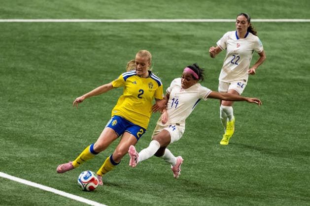 251202 Smilla Holmberg of Sweden is being challenged by Perle Morroni of France during the Women s Nations League bronze medal second leg match between Sweden and France on December 2, 2025 in Stockholm Photo Joel Marklund BILDBYRAN kod JM0754 bbeng fotboll football soccer fotball nations league uefa womens nations league bronsmatch bronze medal match dam sverige sweden frankrike france  Copyright: JOELxMARKLUND BB251202JM121