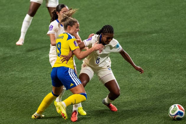 251202 Johanna Rytting Kaneryd of Sweden in action against Grace Geyoro of France during the Women s Nations League bronze medal second leg match between Sweden and France on December 2, 2025 in Stockholm Photo Joel Marklund BILDBYRAN kod JM JM0754 bbeng fotboll football soccer fotball nations league uefa womens nations league bronsmatch bronze medal match dam sverige sweden frankrike france  Copyright: JOELxMARKLUND BB251202JM125