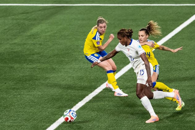 251202 Linda Sembrant and Nathalie Björn of Sweden against Kelly Gago of France during the Women s Nations League bronze medal second leg match between Sweden and France on December 2, 2025 in Stockholm Photo Joel Marklund BILDBYRAN kod JM JM0754 bbeng fotboll football soccer fotball nations league uefa womens nations league bronsmatch bronze medal match dam sverige sweden frankrike france  Copyright: JOELxMARKLUND BB251202JM128
