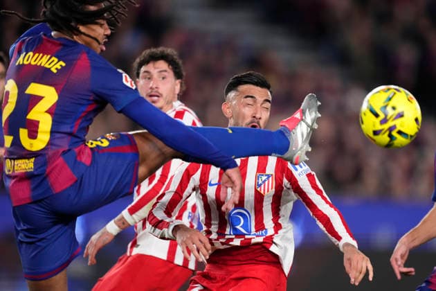 FC Barcelona, Barca v Atletico de Madrid - LaLiga EA Sports Jules Kounde centre-back of Barcelona and France and Nico Gonzalez right winger of Atletico de Madrid and Argentina compete for the ball during the La Liga EA Sports match between FC Barcelona and Atletico de Madrid at Spotify Camp Nou on December 2, 2025 in Barcelona, Spain. Barcelona Spain  Copyright: xJosexBretonx originalFilename:bretonhernandez-fcbarcel251202_npXVN.jpg
