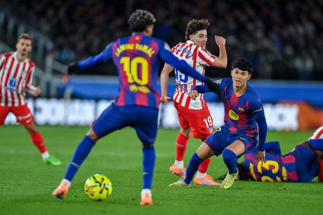 FC Barcelona, Barca v ATLETICO MADRID. SPOTIFY CAMP NOU.BARCELONA. December 2,2025 FC BARCELONA vs ATLETICO MADRID December 2 ,2025 Lamine Yamal (10) of FC Barcelona and Dro Fernandez (27) of FC Barcelona during the match between FC Barcelona and Atletico Madrid corresponding to the nineteenth day (match advanced) of La Liga EA Sports at at Spotify Camp Nou in Barcelona, Spain. Barcelona ESP Copyright: xS.xRosx