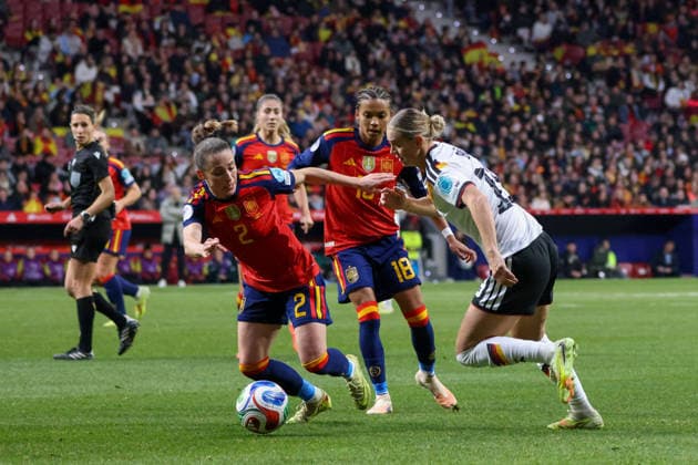 Madrid, Germany 02 December 2025 UEFA Nations League Women Final Second Round 2025 Spain vs Germany In the picture from left in the duel Ona Batlle Spain , Vicky Lopez Spain and Klara Bühl Buehl Germany Riyadh Air Metropolitano Copyright: xFotostandx xFantinix