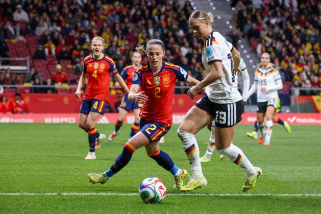 Madrid, Germany 02 December 2025 UEFA Nations League Women Final Second Round 2025 Spain vs Germany In the picture from left in the duel Ona Batlle Spain and Klara Bühl Buehl Germany Riyadh Air Metropolitano Copyright: xFotostandx xFantinix
