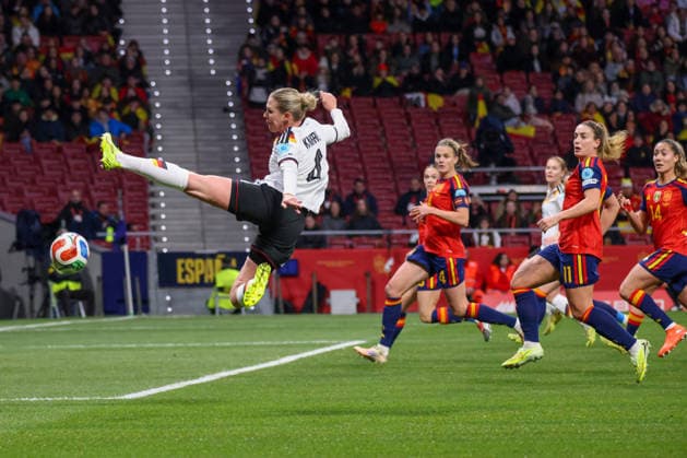 Madrid, Germany 02 December 2025 UEFA Nations League Women Final Second Round 2025 Spain vs Germany In the picture from left Rebecca Knaak Germany shoots the ball while jumping Riyadh Air Metropolitano Copyright: xFotostandx xFantinix