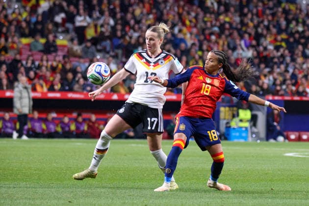 Madrid, Germany 02 December 2025 UEFA Nations League Women Final Second Round 2025 Spain vs Germany In the picture from left in the duel Franziska Kett Germany and Vicky Lopez Spain Riyadh Air Metropolitano Copyright: xFotostandx xFantinix