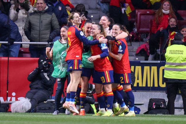 Madrid, Germany 02 December 2025 UEFA Nations League Women Final Second Round 2025 Spain vs Germany In the picture goal scorer Claudia Pina Spain , second from the right in the picture, scores the 1-0 goal for Spain and cheers with her teammates Riyadh Air Metropolitano Copyright: xFotostandx xFantinix