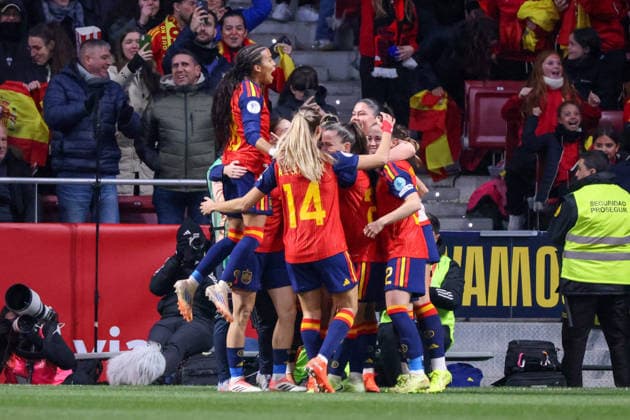 Madrid, Germany 02 December 2025 UEFA Nations League Women Final Second Round 2025 Spain vs Germany In the picture scorer Claudia Pina Spain , hidden in the picture, scores the goal to make it 1 0 for Spain and cheers with her teammates Riyadh Air Metropolitano Copyright: xFotostandx xFantinix