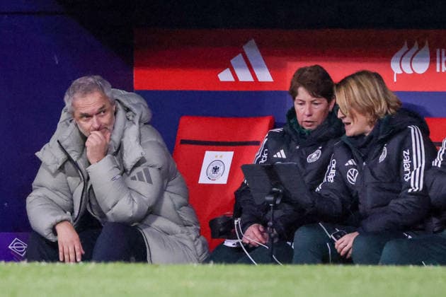 Madrid, Deutschland 02. Dezember 2025: UEFA Nations League Women - Finale Rückrunde - 2025 - Spanien vs. Deutschland Im Bild: v.li. Bundestrainer Christian Wück Wueck (Deutschland) nachdenklich und enttäuscht auf der Trainerbank, daneben analysieren die Co-Trainerinnen Maren Meinert (Deutschland) und Saskia Bartusiak (Deutschland) die Situation Riyadh Air Metropolitano Copyright: xFotostandx xFantinix