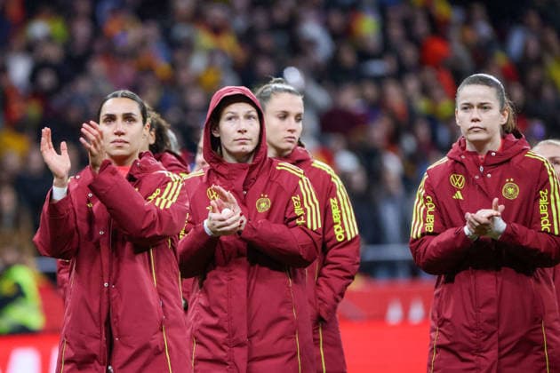 Madrid, Deutschland 02. Dezember 2025: UEFA Nations League Women - Finale Rückrunde - 2025 - Spanien vs. Deutschland Im Bild: v.li. Bibiane Schulze Solano (Deutschland), Sarai Linder (Deutschland), Torhüterin Ena Mahmutovic (Deutschland) und Torhüterin Stina Johannes (Deutschland) enttäuscht nach der Niederlage gegen Spanien Riyadh Air Metropolitano Copyright: xFotostandx xFantinix